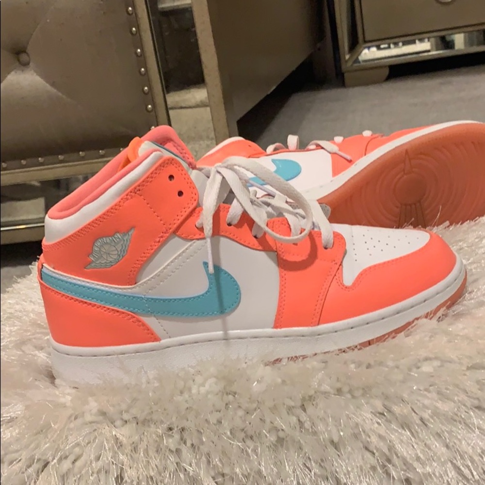 Jordan 1 Mid “Crimson Pulse” EUC Size 7Y